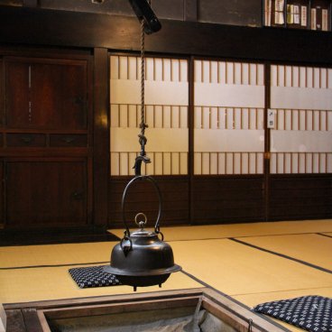 Kusakabe Mingeikan (Takayama), foyer central Irori de l'ancienne pièce de vie familiale