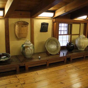 Kusakabe Mingeikan (Takayama), exposition de céramiques anciennes de Hida