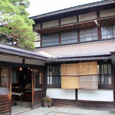 Kusakabe Mingeikan (Takayama), cour d'accueil intérieure de la propriété 