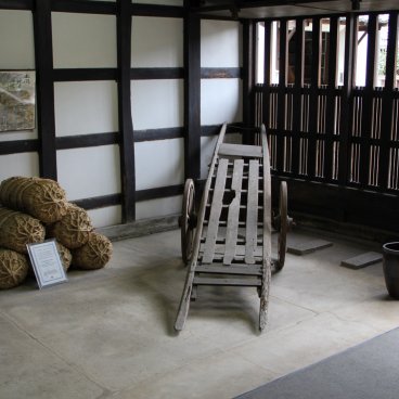 Maison Ohashi (Kurashiki), charrette et sacs de paille pour le transport de marchandises