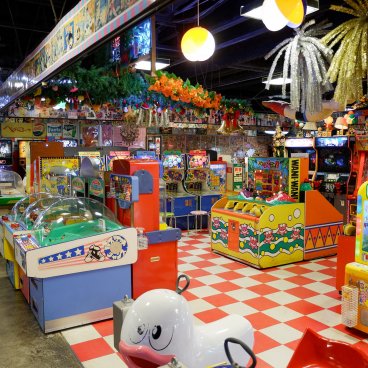 Daiba 1-chome Shotengai (Tokyo), salle d'arcade de rétrogaming