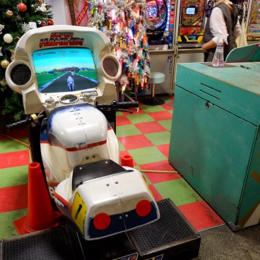 Daiba 1-chome Shotengai (Tokyo), ancienne borne et jeu de course de moto