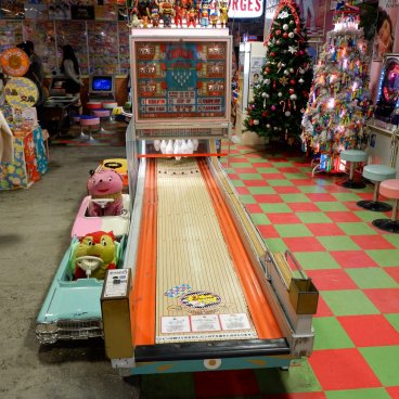 Daiba 1-chome Shotengai (Tokyo), salle d'arcade de rétrogaming avec bowling
