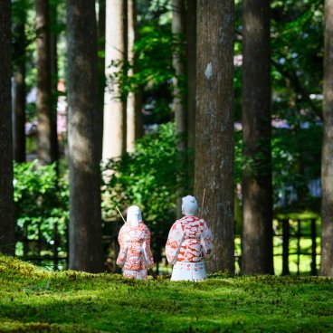 Hiyo Koke no Sato (Ishikawa), tapis de mousses et statues japonaises traditionnelles