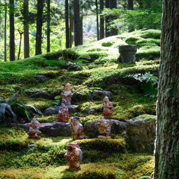 Hiyo Koke no Sato (Ishikawa), tapis de mousses et statues des 7 Divinités du Bonheur