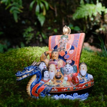 Hiyo Koke no Sato (Ishikawa), tapis de mousses et statues des 7 Divinités du Bonheur dans le bateau Takarabune