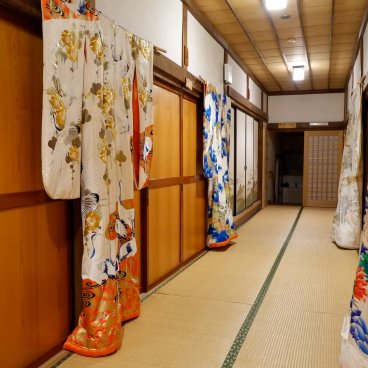 Kakurinbo (Minobu, mont Fuji), couloir avec kimono à manches longues furisode