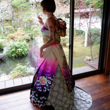 Kakurinbo (Minobu, mont Fuji), séance de kimono furisode porté à l'occidental