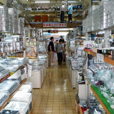 Kappabashi-dori (Tokyo), boutique de matériel de cuisson et de présentation pour la cuisine