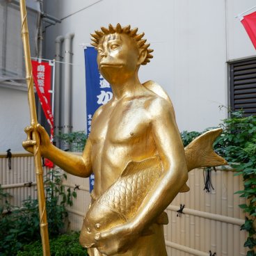 Kappabashi-dori (Tokyo), statue dorée de Kappa Kawataro