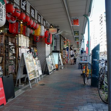 Kappabashi-dori (Tokyo), boutique de lanternes et panneaux de devantures de restaurant