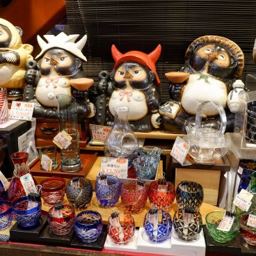Kappabashi-dori (Tokyo), rayon de vaisselle et porcelaine japonaise (statues Tanuki et verrerie Edo Kiriko)