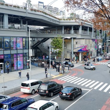Parc Miyashita (Tokyo), vue sur le complexe depuis la route à Shibuya