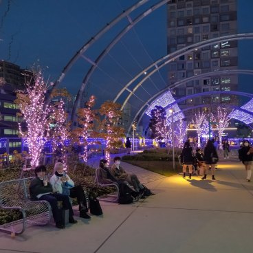 Parc Miyashita (Tokyo), toit-terrasse sous les illuminations de Noël