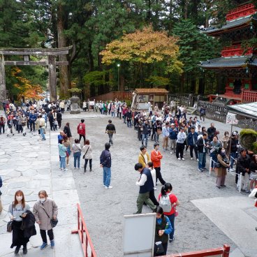 Tosho-gu (Nikko), foule touristique dans l'enceinte du mausolée (nov. 2023) 2