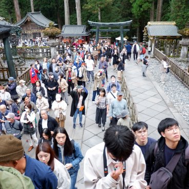 Tosho-gu (Nikko), foule touristique dans l'enceinte du mausolée (nov. 2023) 3