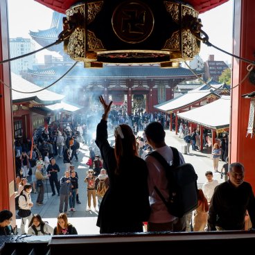 Senso-ji (Asakusa, Tokyo), touristes devant le pavillon de prière (nov. 2023)