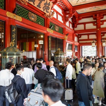 Senso-ji (Asakusa, Tokyo), touristes devant le pavillon de prière (nov. 2023) 2
