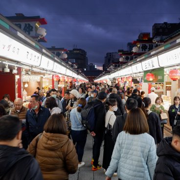 Senso-ji (Asakusa, Tokyo), touristes dans la rue Nakamise (nov. 2023)