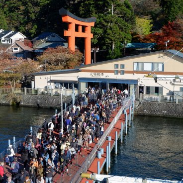 Hakone, file d'attente des passagers pour la croisière sur le lac Ashi (nov. 2023)