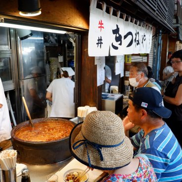 Marché extérieur de Tsukiji (Tokyo), traiteur japonais avec comptoir pour manger sur place