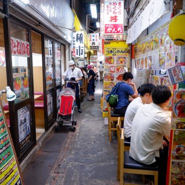 Marché extérieur de Tsukiji (Tokyo), dédale couvert et restaurants de sushi