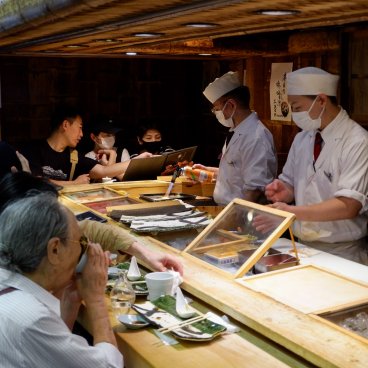 Marché extérieur de Tsukiji (Tokyo), restaurant de sushi avec places au comptoir 