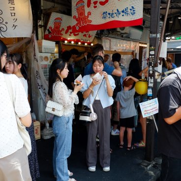 Marché extérieur de Tsukiji (Tokyo), dégustation dans les rues du marché alimentaire