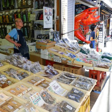 Marché extérieur de Tsukiji (Tokyo), stand d'épicerie japonaise prêt à emporter