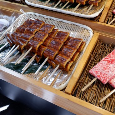 Marché extérieur de Tsukiji (Tokyo), brochette d'anguille unagi et bœuf wagyu