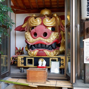 Marché extérieur de Tsukiji (Tokyo), mikoshi à tête de lion rouge du sanctuaire Namiyoke Inari-jinja
