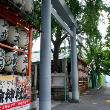 Marché extérieur de Tsukiji (Tokyo), entrée du sanctuaire Namiyoke Inari-jinja