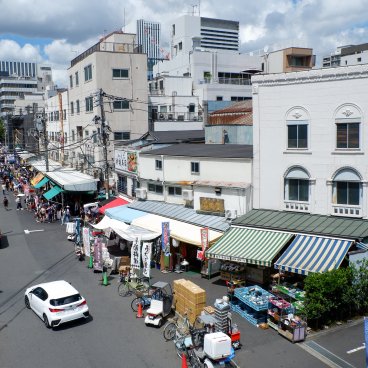 Marché extérieur de Tsukiji (Tokyo), vue panoramique sur les rues du marché