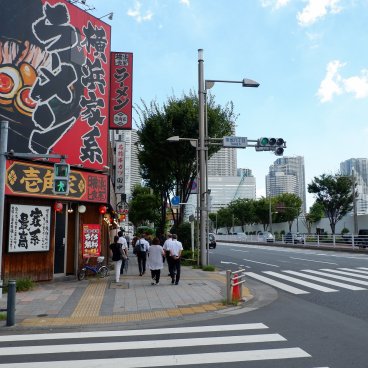 Marché extérieur de Tsukiji (Tokyo), rue dans le quartier près de la baie