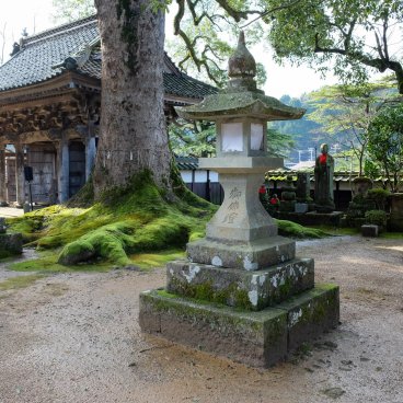 Daijo-ji (Kasumi, Hyogo), lanterne et porte Sanmon du temple
