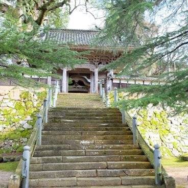 Daijo-ji (Kasumi, Hyogo), escalier en pierre et porte Sanmon à l'entrée du temple