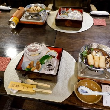 Tamachi Bukeyashiki Hotel (Kakunodate), dîner traditionnel avec spécialités de la préfecture d'Akita