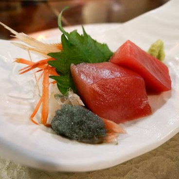 Tamachi Bukeyashiki Hotel (Kakunodate), sashimi et œufs de crevette en caviar