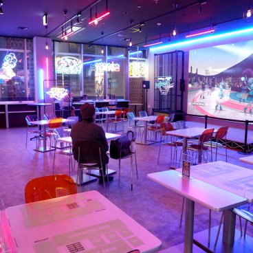 Kabukicho Tower (Tokyo), café dans la salle d'arcade Bandai Namco
