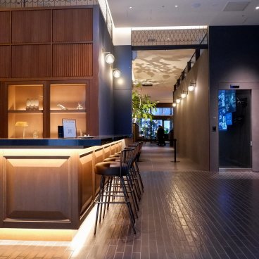 Kabukicho Tower (Tokyo), étage supérieur avec comptoir du salon Extion