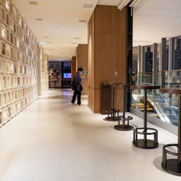 Kabukicho Tower (Tokyo), escalator pour monter aux étages supérieurs