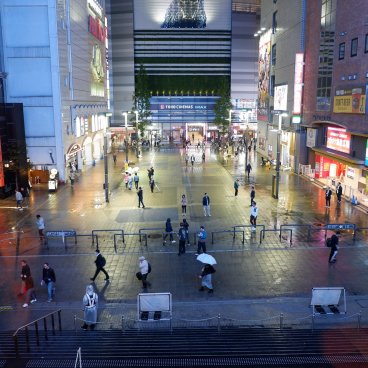 Kabukicho Tower (Tokyo), vue depuis la tour vers la place Cine City Square