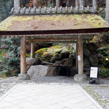 Kuon-ji (Minobu), pavillon pour les ablutions à l'entrée du mausolée de Nichiren Shonin 2