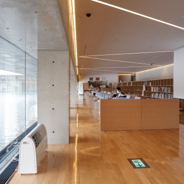 Musée d’art d’Akita, boutique de souvenirs et salon face au parc du château Senshu