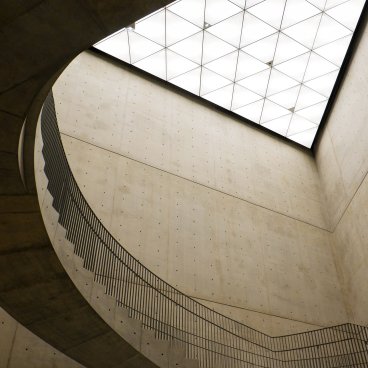 Musée d’art d’Akita, escalier et plafonnier en triangle Tadao Ando