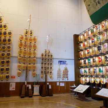 Neburi Nagashi Kan (Akita), vue sur les lanternes et perches du Kanto Matsuri