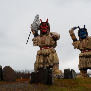 Péninsule d’Oga (Akita), statues Namahage au bord de la route 