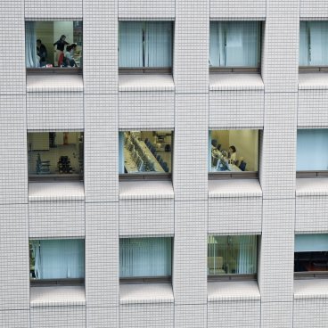 Marunouchi House (Tokyo), vue sur des bureaux professionnels d'un immeuble d'affaires