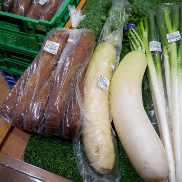 Péninsule d’Oga (Akita), radis Daikon séché et fumé à gauche et radis frais à droite