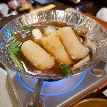 Tamachi Bukeyashiki Hotel (Kakunodate), spécialité de riz Kiritanpo en Nabe